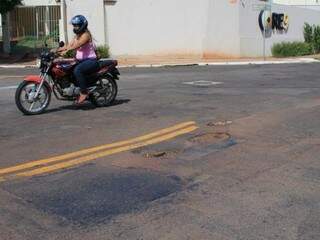 Com serviço pela metade quem circula pelas ruas ainda tem de desviar dos buracos. (Foto: Marina Pacheco) 