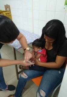 Bebê tomando vacina, no último sábado. (Foto: Divulgação) 