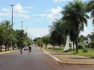 Crianças cruzam a fronteira para ir à escola em Coronel Sapucaia (Foto: Helio de Freitas)
