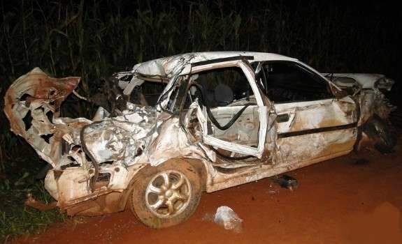 Acidente entre carro e caminh&atilde;o mata duas pessoas e deixa dois feridos