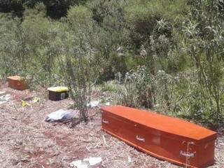 Caixões em área onde corpos foram encontrados, a 30 km do território sul-mato-grossense (Foto: ABC Color)