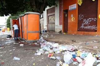 Rua General Melo coberta de lixo na manhã de domingo (Foto: Marcos Ermínio)