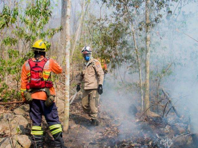 Com bolsa de &aacute;gua, helic&oacute;ptero apoia combate ao fogo em Bodoquena