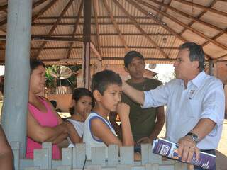 Candidato Edson Giroto garante que vai manter contato com eleitores nos bairros. (Foto: Minamar Junior)