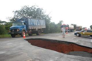 O buraco compreende as duas pista da rodovia. (Foto: Pedro Peralta)