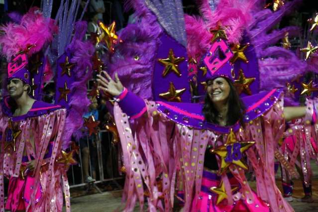 2&ordm; dia de desfile leva 11 mil &agrave; avenida do samba; vencedora ser&aacute; conhecida hoje