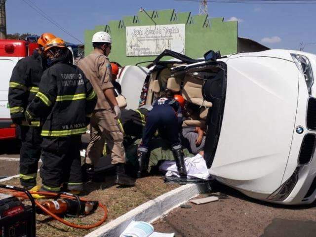 Bombeiros arrancam teto de BMW para retirar vítima de acidente