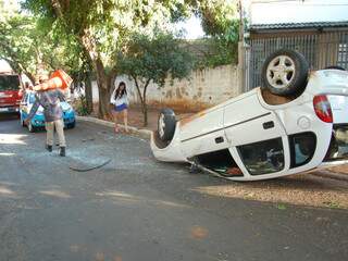 Carro ficou destruído. (Foto: Simão Nogueira)
