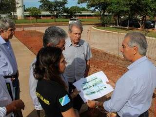 Azambuja também esteve no Detran para observar andamento de projeto (Foto: Chico Ribeiro/Segov)