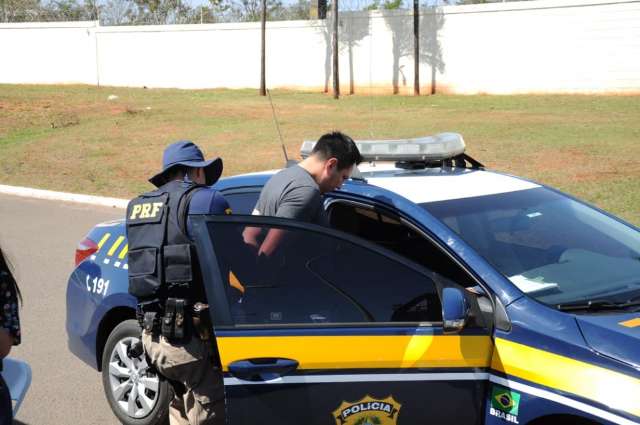 Em blitz da PRF, motorista &eacute; preso com maconha perto do aut&oacute;dromo