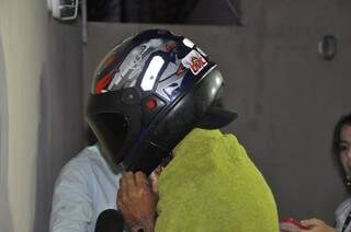 Dirceu chegou à delegacia usando um capacete. (Foto: Marcelo Calazans)