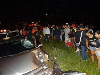 Acidente entre carro e moto resultou na morte de duas pessoas. (Foto: Osvaldo Duarte) 