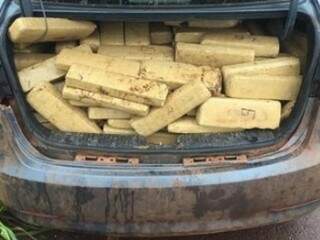 Droga foi encontrada no porta-malas do carro (Foto: Sidrolandia News)