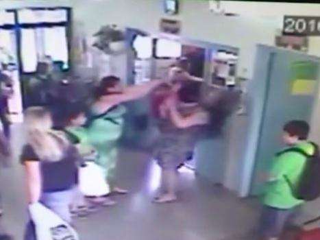&quot;Chamou meu filho de fedido&quot;: v&iacute;deo flagra m&atilde;e agredindo professora