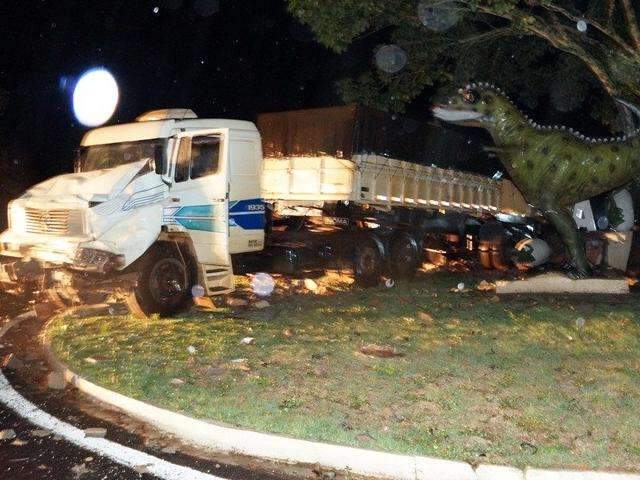 Carreta invade canteiro e destroi parte de monumentos de dinossauros 