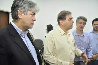 Líder Marcos Alex ao lado de Bernal, que ficou irado com pergunta (Foto: João Garrigó)