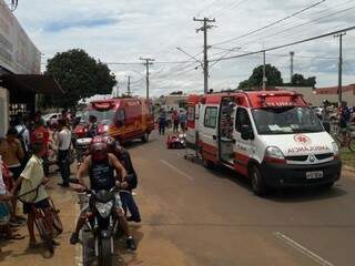 Ambulância e viatura dos Bombeiros foram ao local ajudar no socorro às vítimas (Foto: Thiago Ribeiro/Direto das Ruas)