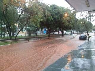 Avenida Fernando Corrêa da Costa ficou alagada na tarde de hoje (Foto: Filipe Prado)