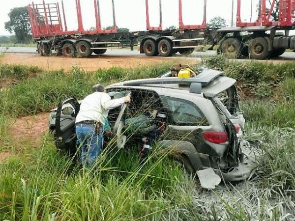 Ao tentar ultrapassagem, condutor capota ve&iacute;culo e fica preso &agrave;s ferragens