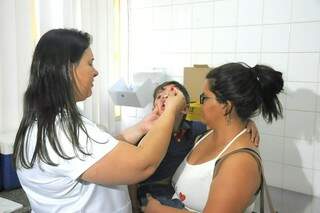 David Lucas, no colo da mãe, durante vacinação neste fim de semana. (Foto: Paulo Francis)