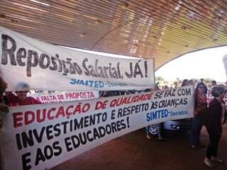 Professores de Dourados durante a greve de 12 dias, em julho deste ano; sindicato cobra cumprimento de acordo (Foto: Divulgação/Simted)