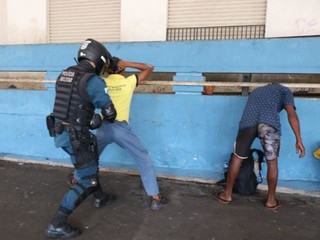 Usuários e moradores de rua foram revistados durante operação. (Foto: Marcos Maluf)