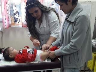 Criança paraguaia vacinada neste sábado (Foto: divulgação)