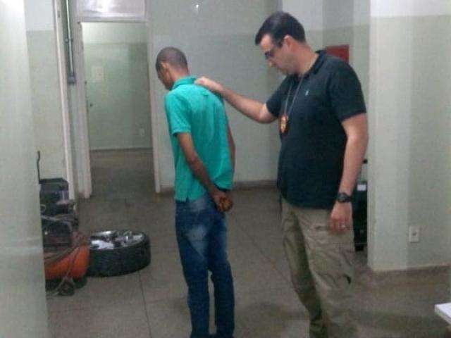 Suspeito de matar jovem a golpes de ferro de passar se entrega a pol&iacute;cia 