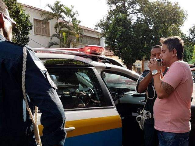B&ecirc;bado, motorista &eacute; preso ap&oacute;s se envolver em acidente no Centro 