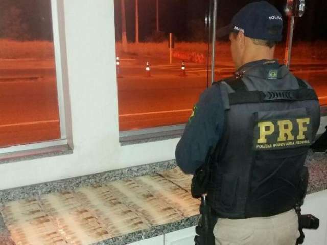 Homem &eacute; preso na BR-262 com R$ 17 mil em notas falsas de 50 reais