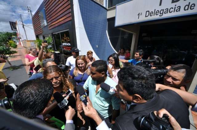 Recebido com socos e confus&atilde;o, assassino de professor se apresenta
