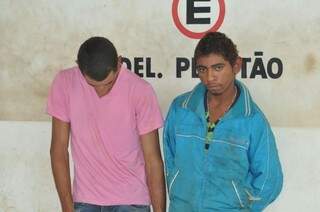 Mezaque e Welton foram presos em flagrante pelo furto (Foto: Marcelo Calazans)