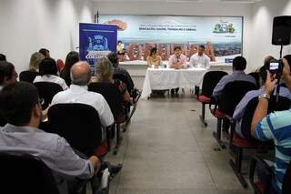 O prefeito reuniu a imprensa e o primeiro escalão para anunciar as mudanças no secretariado (Foto: Divulgação)