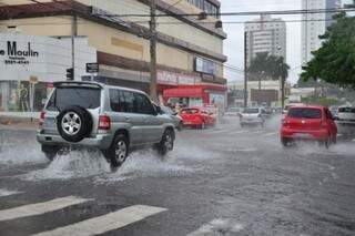 Ruas ficaram cheias de água por causa da chuva desta sexta-feira. (Foto: Simão Nogueira)