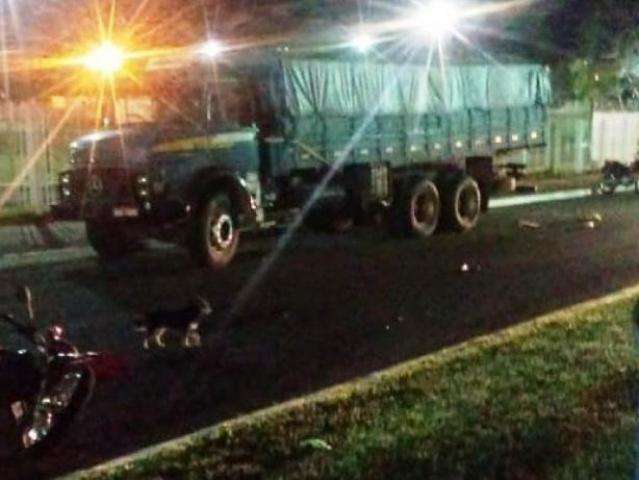 Motociclista tem perna amputada ap&oacute;s colis&atilde;o com caminh&atilde;o estacionado