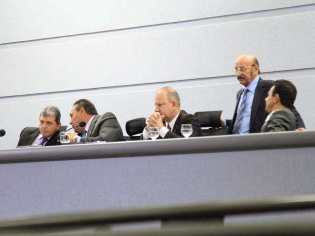 Vereadores derrubam veto e C&acirc;mara ter&aacute; de autorizar desconto em taxas