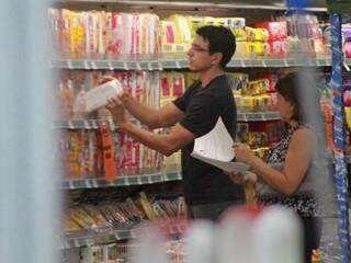 Fiscais em busca por lotes de produtos envolvidos na operação &#039;Carne Fraca&#039;. (Foto: Marcos Ermínio)