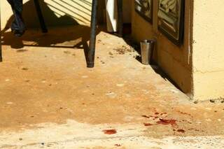 Marca de sangue ficou no local em que homem foi atacado por outro com chave de fenda (Fonte: Fernando Antunes)