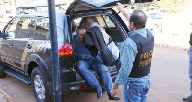 Amorim e Giroto entregam passaporte e precisam informar viagens 