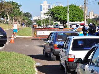 Trânsito chegou a ficar totalmente interditado em frente ao Parque das Nações nesta segunda. (Foto: João Garrigó)