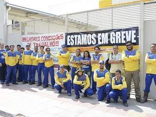 Trabalhadores de braços cruzados em protesto em frente à unidade de distribuição das correspondências (Foto: Anderson Gallo/Diário Corumbaense)