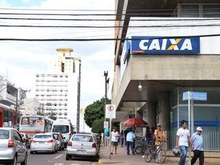 Agência da Caixa Econômica Federal no centro de Campo Grande; pagamentos são feitos pelos bancos estatais, Caixa e Banco do Brasil (Foto: Henrique Kawaminami/Arquivo)