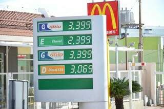Preço elevado da gasolina pode ser observado em postos da região central. (Foto: Vanessa Tamires)