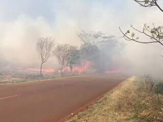 Incêndio perto da cidade de Douradina; região tem vários focos nesta segunda (Foto: Direto das Ruas)