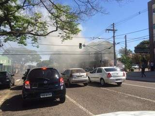 O incêndio atinge o restaurante (Foto: Direto das Ruas)