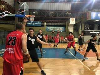 Atletas durante partida de basquete, em Campo Grande (Divulgação / PMCG) 
