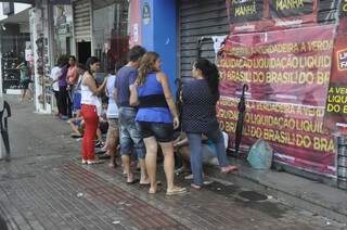 Consumidores já aguardam na frente de loja na 14 de Julho. (Foto: Marcelo Calazans)