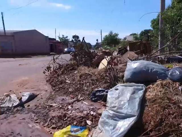 No Nova Lima, rua tem tanto entulho que &eacute; preciso andar na contram&atilde;o