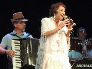 Delinha canta na abertura, dia 11 de junho. (Foto: Divulgação)