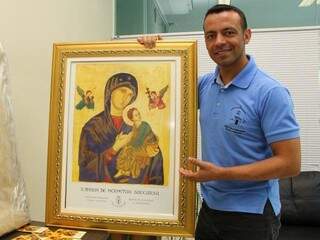 O padre Dirson Ferreira vai levar até a imagem de Nossa Senhora de Perpétuo Socorro.(Foto:Marcos Ermínio)